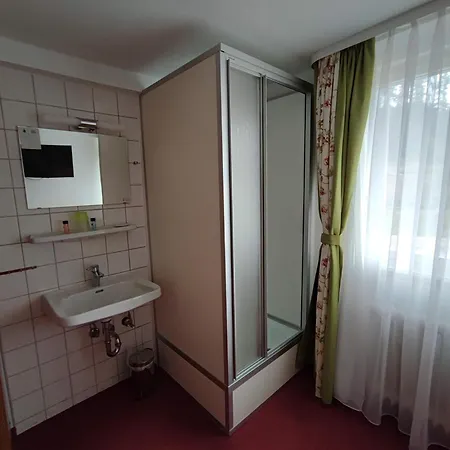 In Guest - Comfortable Single With Shared Bathroom And Kitchen Forbach