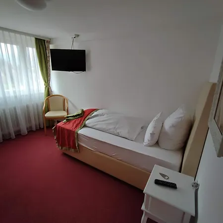 In Guest - Comfortable Single With Shared Bathroom And Kitchen Guest house