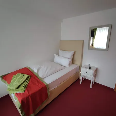 In Guest - Comfortable Single With Shared Bathroom And Kitchen Guest house *