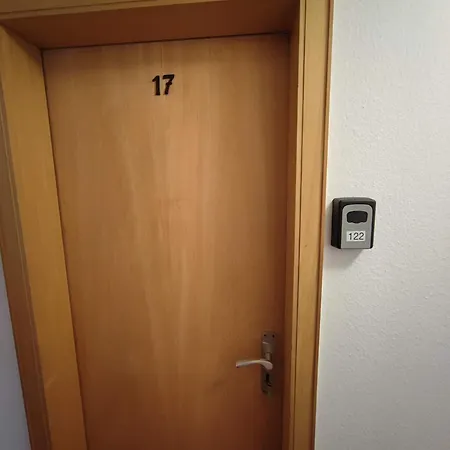 Guest house In Guest - Comfortable Single With Shared Bathroom And Kitchen *