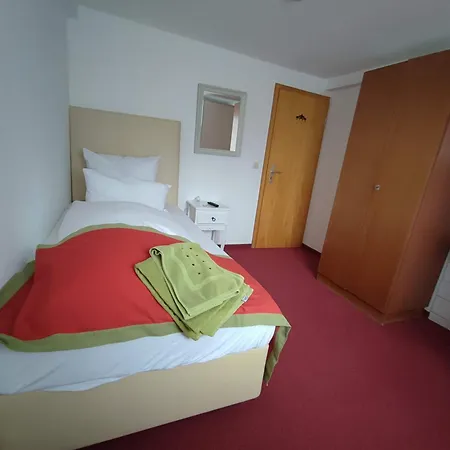 Guest house In Guest - Comfortable Single With Shared Bathroom And Kitchen