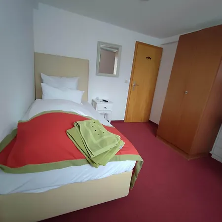 In Guest - Comfortable Single With Shared Bathroom And Kitchen Pensionat *