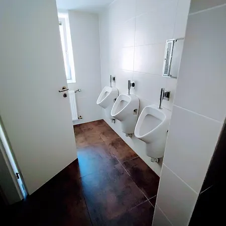 In Guest - Comfortable Single With Shared Bathroom And Kitchen Pensionat