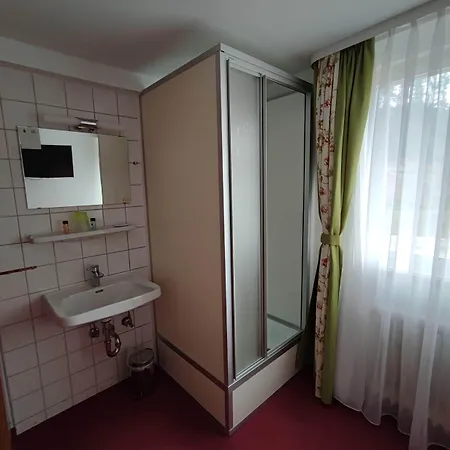 In Guest - Comfortable Single With Shared Bathroom And Kitchen Pensionat